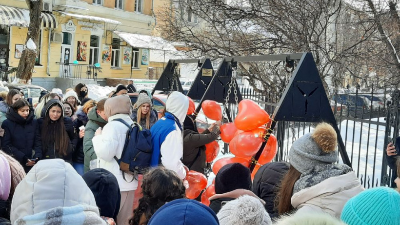 Без масок и социальной дистанции: в Саратове сотрудники городского центра раздавали валентинки