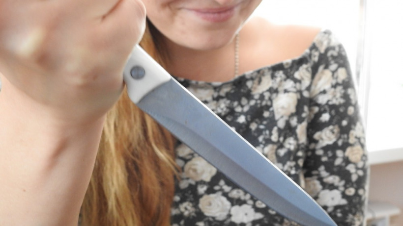 Балаковец заперся в доме от сожительницы, но она все равно зашла и изрезала его ножом