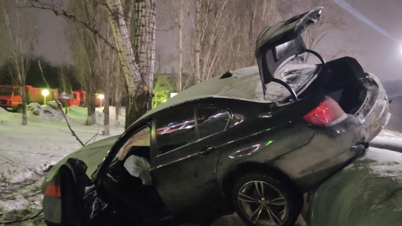 Авария с BMW в Саратове. Юный водитель протаранил дерево в кювете