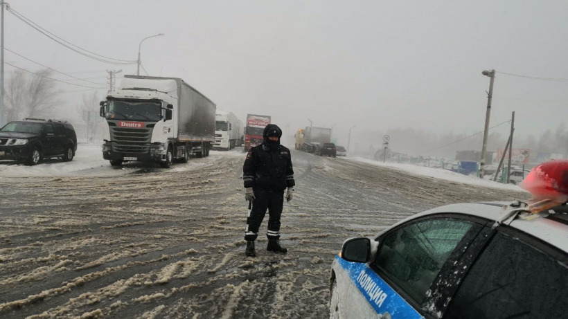 В Саратовской области перекрыли трассу из-за сильного мороза и метели