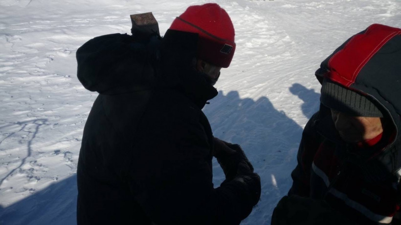 Саратовские спасатели эвакуировали с острова замерзающего пенсионера 