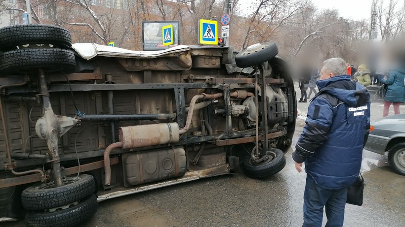 После столкновения автомобилей полиции и «скорой» в центре Саратова погиб пациент. Возбуждено уголовное дело 