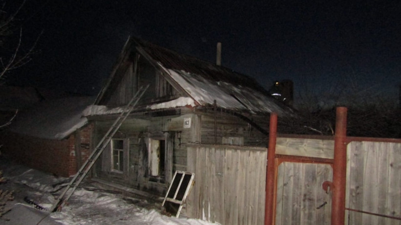 Жительница Пугачева стала жертвой ночного пожара из-за кухонной стены