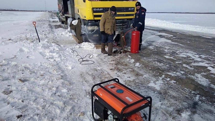 На трассе под Ершовом спасатели завели фуру замерзающего дальнобойщика