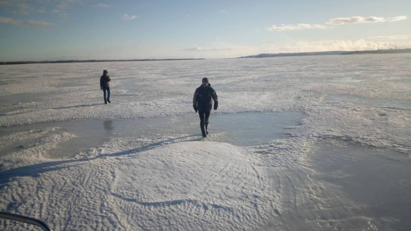 Саратовские спасатели эвакуировали двух любителей прогулок по замерзшей Волге