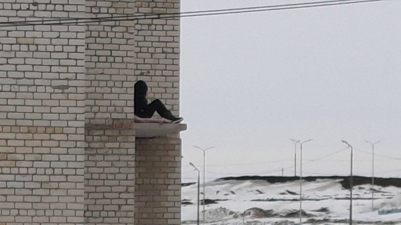 Спасатели эвакуировали с крыши дома в Ленинском районе шестерых несовершеннолетних саратовцев