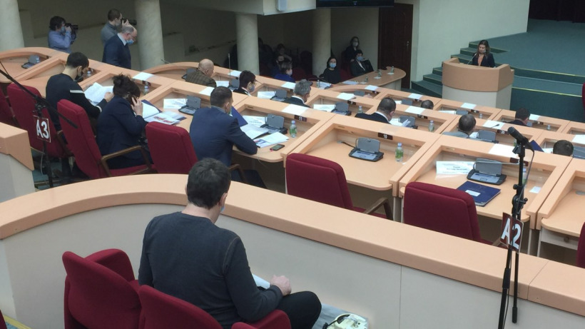 Депутат саратовской облдумы пришел на заседание думы городской с мегафоном и плакатом