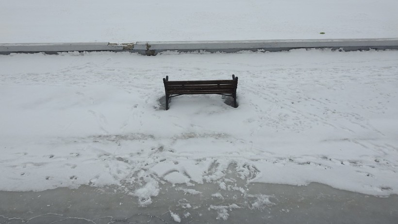 Каток на набережной Саратова перестал работать, но лед остался 
