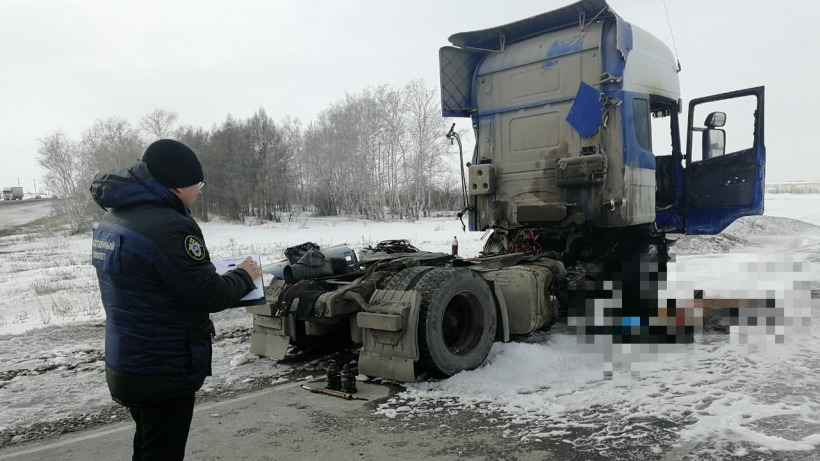 Водитель грузовика оставил товарища в неисправном автомобиле. Он погиб при пожаре в фуре