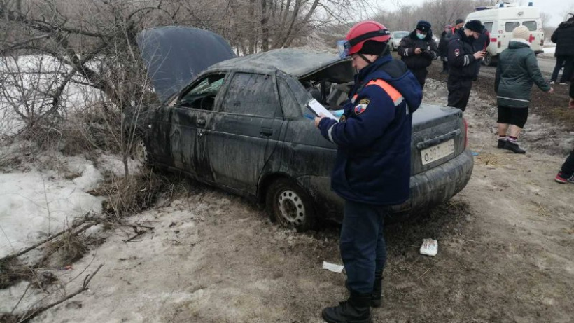 В Саратовской области водитель Lada слетел в кювет. Четыре человека пострадали