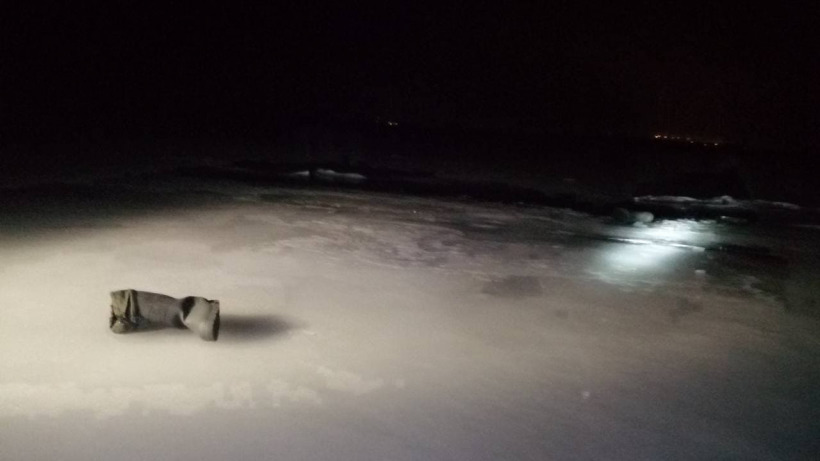 Ночью под Энгельсом едва не погибли два рыбака. Их транспорт провалился под лед 
