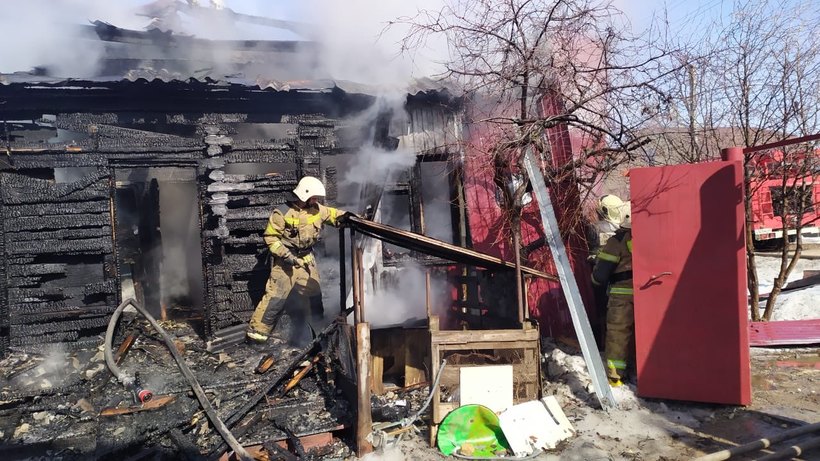 В Энгельсе огонь уничтожил одну из квартир частного дома и крышу над ней