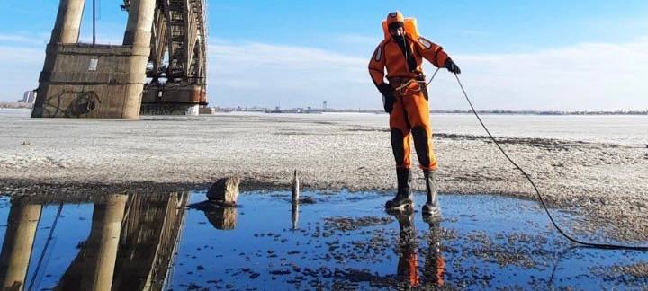 Саратовские спасатели эвакуировали провалившегося под лед рыбака на Волге