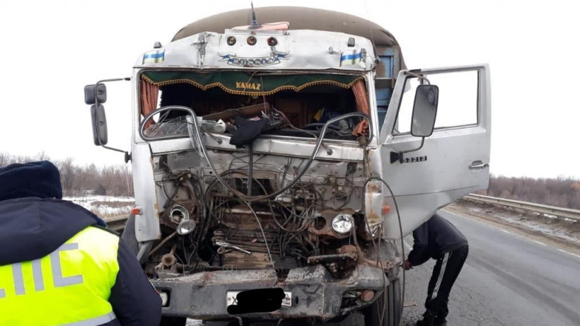 Под Хвалынском столкнулись два грузовика, один человек попал в больницу 