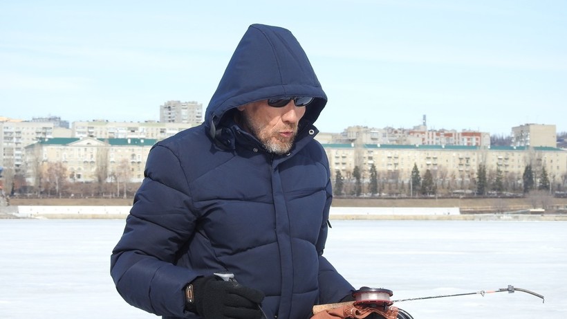 «Правая сторона – вся гнилая». Журналисты пообщались с рыбаком об опасности провалиться под лед