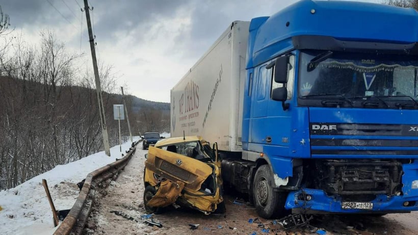 В результате аварии с фурой под Саратовом пострадала школьница