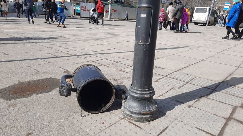 В центре Саратова еще одна новая урна проржавела и упала
