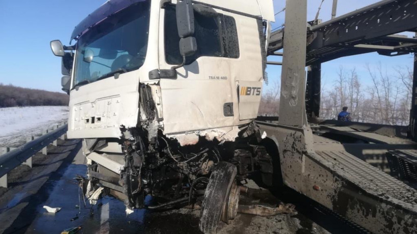 В результате аварии с автовозом под Вольском погиб водитель «Форда»