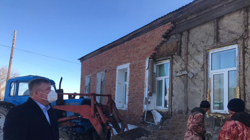 Мэр Саратова лично осмотрел сельский ФАП с рухнувшей стеной 