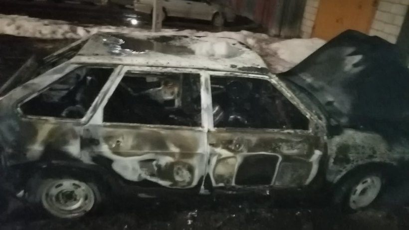 В Саратовской области за ночь сгорели два ВАЗа