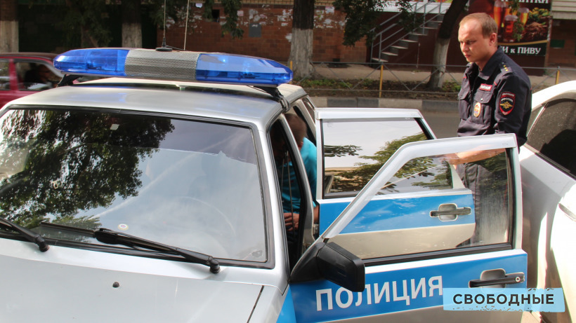 После слежки за такси полицейские составили на саратовца два протокола об участии в зимнем протесте