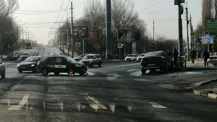Два такси стали участниками ДТП на 50 лет Октября в Саратове