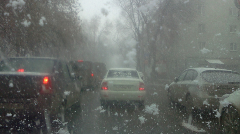 Дождь и метель. ГИБДД призывает саратовцев быть осторожными на дорогах