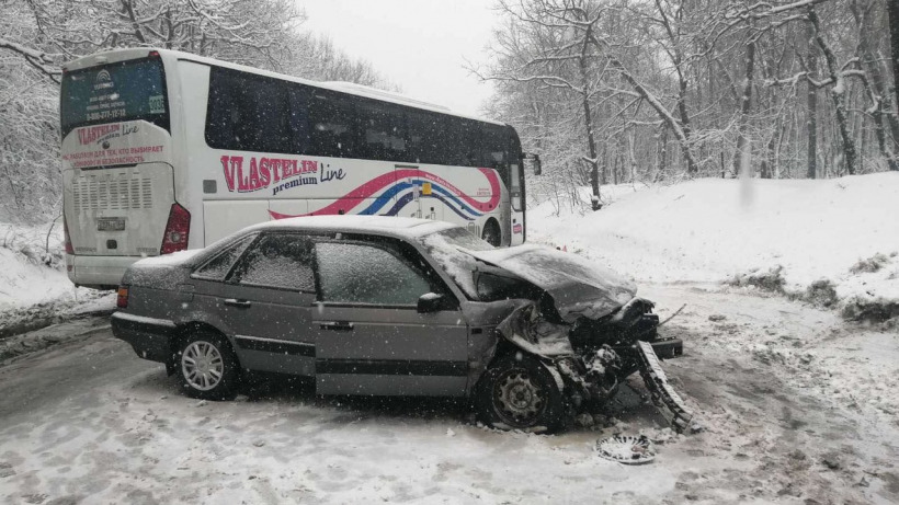 В результате аварии на Кумысной поляне пострадали два пассажира иномарки