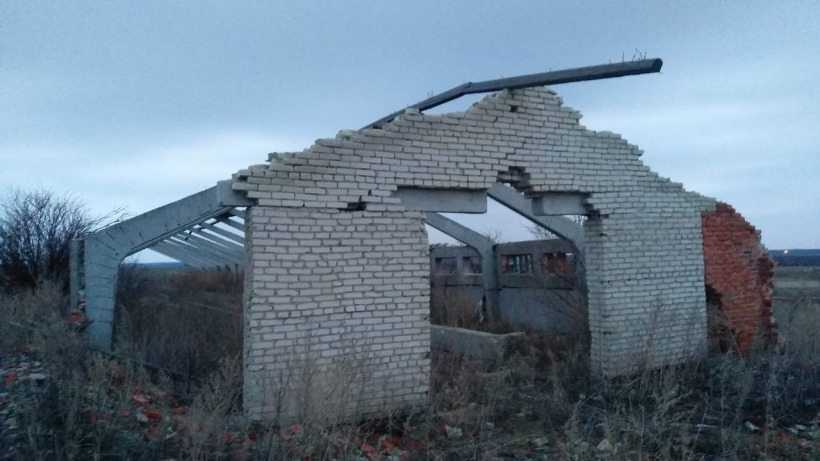 В заброшенном коровнике под Хвалынском нашли пролежавший несколько месяцев труп