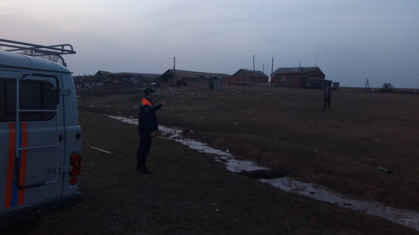 В Саратовской области мужчина застрял на машине в поле и заблудился в степи