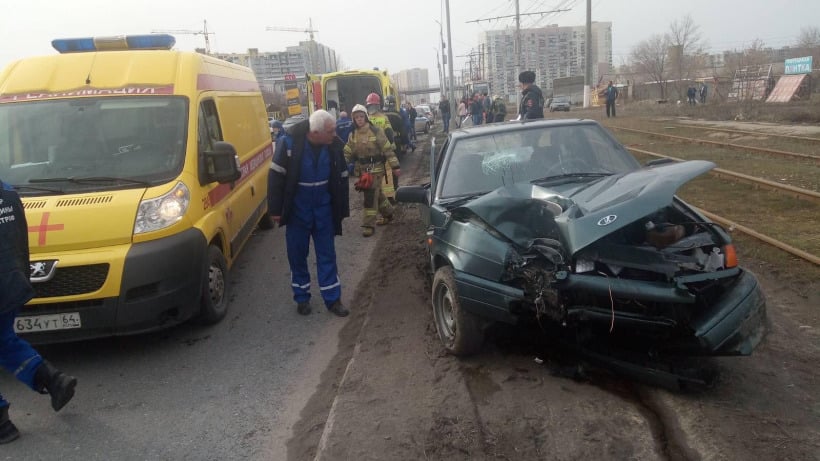 В Саратове водитель на «тринадцатой» врезался в столб