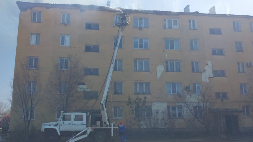 МЧС: Пожар полностью уничтожил крышу пятиэтажки в Озинках