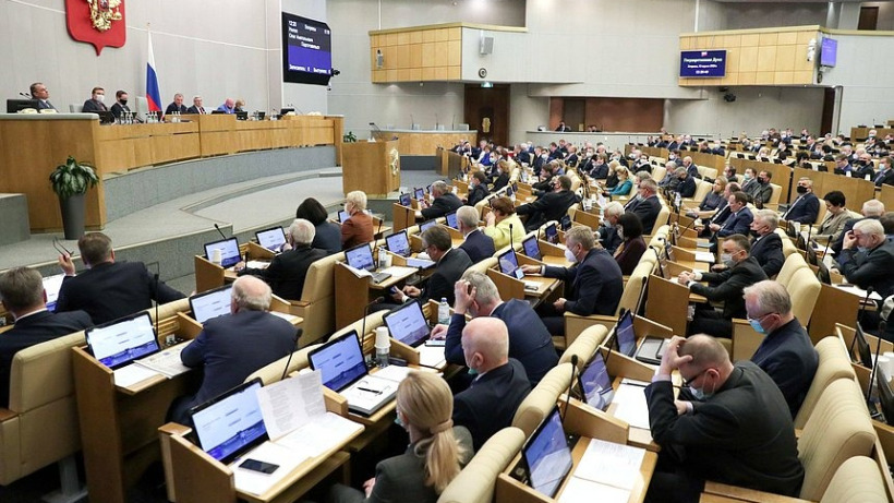 Znak.com: На заседание Госдумы пришло в полтора раза меньше депутатов, чем указано в регистрации