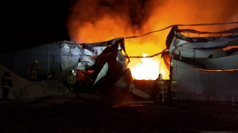 В Саратовской области на частном заводе сгорел склад