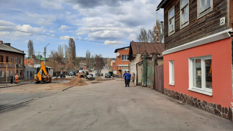 Коммунальщики перекрыли дорогу в центре Саратова