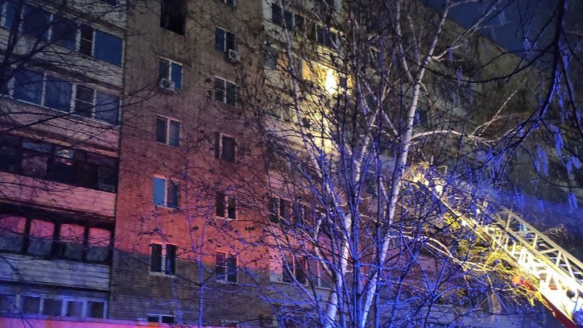 В Саратове жителей многоэтажки эвакуировали по пожарной автолестнице
