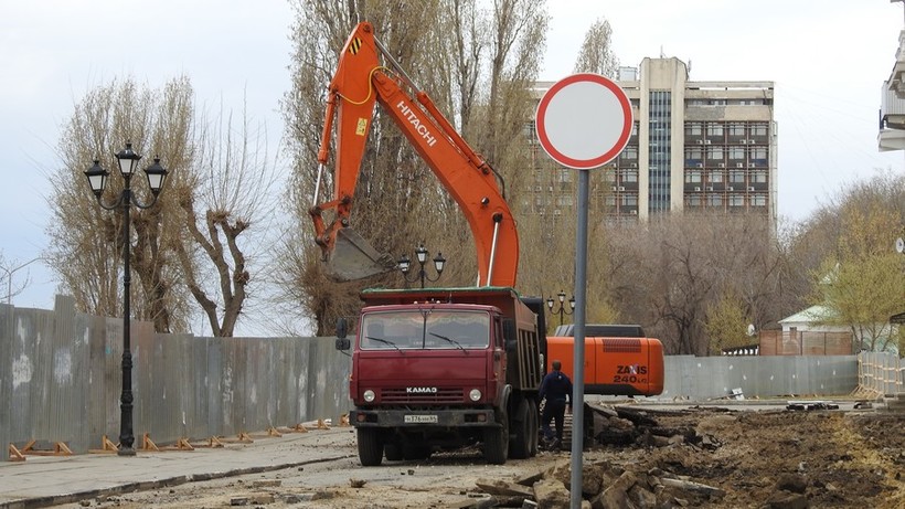 На верхнем ярусе набережной Саратова вскрыли асфальт, не убрав автомобили