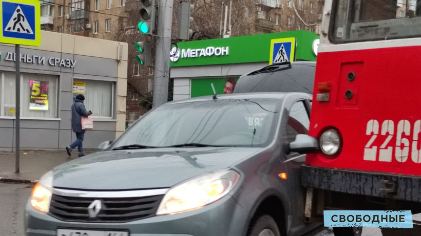 В центре Саратова из-за ДТП с участием трамвая блокировано движение электротранспорта