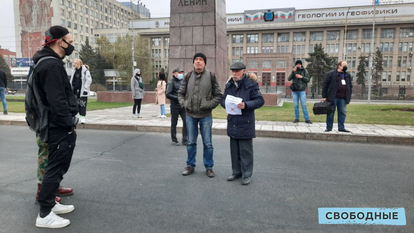«Власть, я ненавижу тебя». На Театральной площади Саратова в толпе начался молчаливый пикет