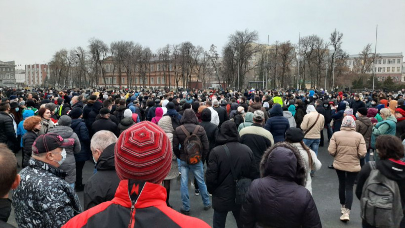 Протестующие саратовцы начали скандировать: «Путин – вор». Полиция просит их разойтись