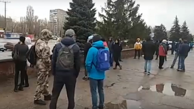 В Балакове протест в поддержку Навального собрал два десятка человек. Двоих задержали