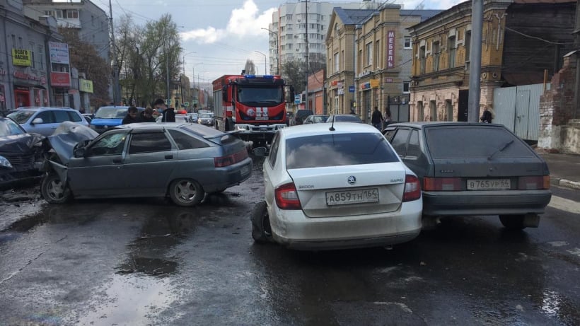 В центре Саратова столкнулись четыре машины. Пострадавших госпитализировали