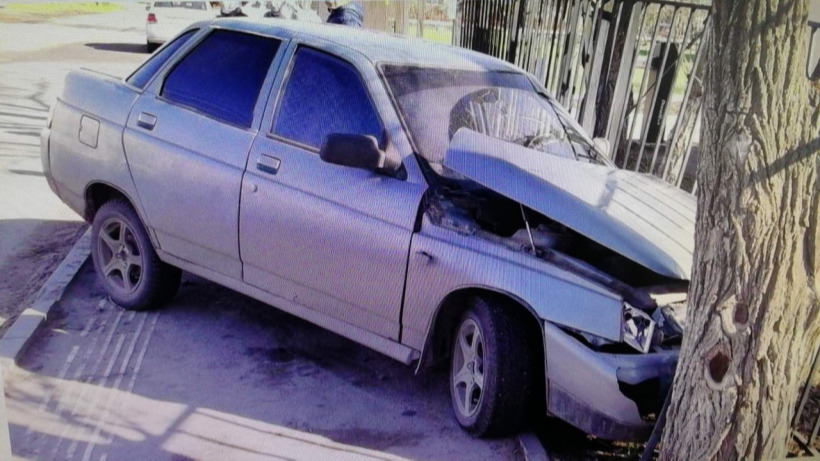 В Энгельсе «десятка» сбила пенсионерку на тротуаре и врезалась в дерево