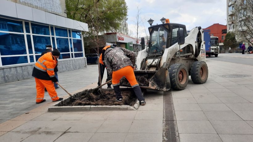 На Волжской снимают бордюры