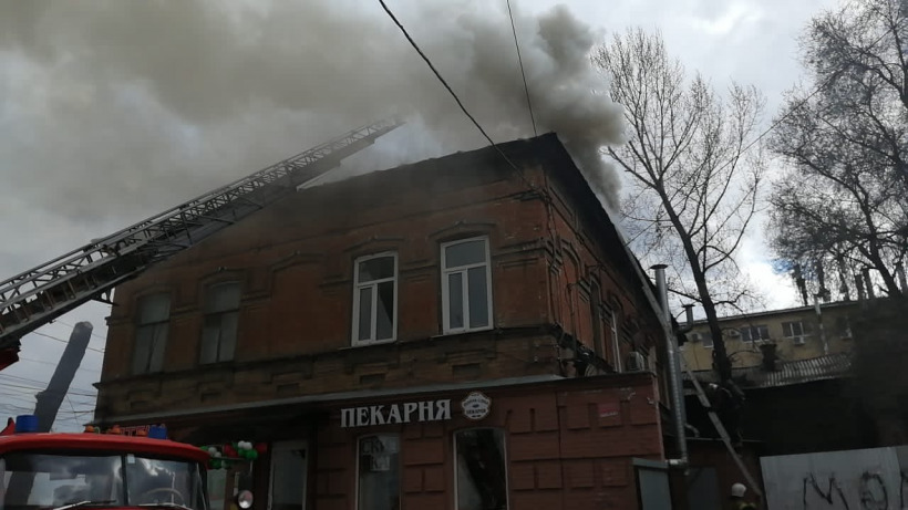 В центре Саратова загорелась квартира в двухэтажном доме