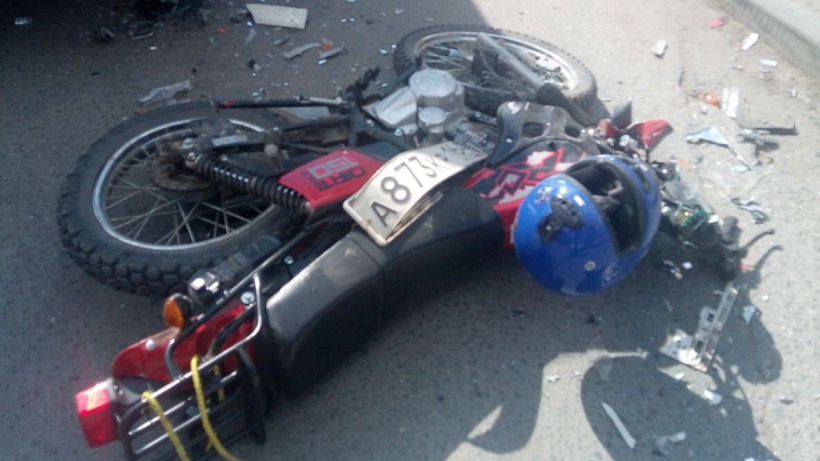 На Гвардейской мотоциклист врезался в грузовик и попал в больницу