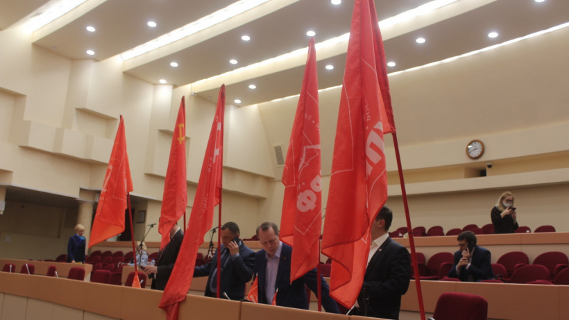 «Нам запретили Первомай». Депутаты от КПРФ принесли на заседание саратовской облдумы красные знамена
