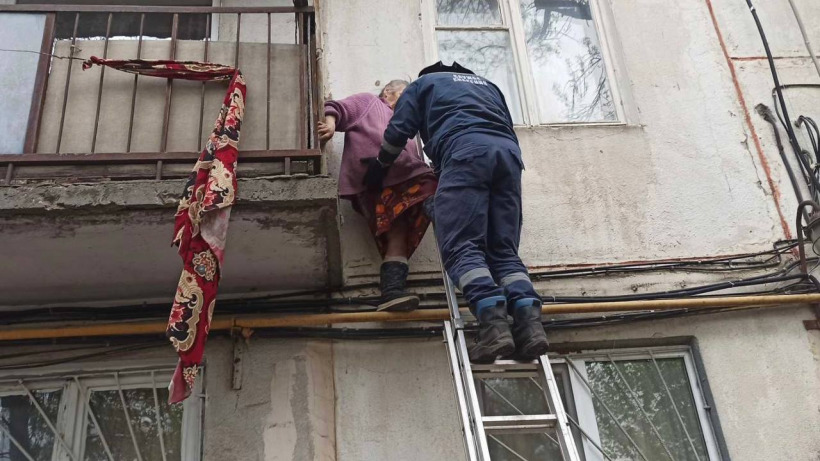 Пожилая саратовчанка сошла с балкона на газовую трубу. Её спустили спасатели