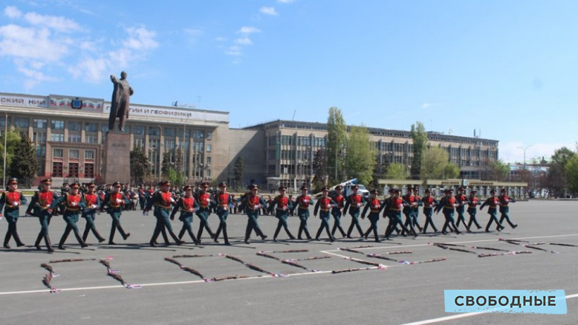 Парад на Театральной площади. Почетный караул выложил из винтовок слово «Победа»