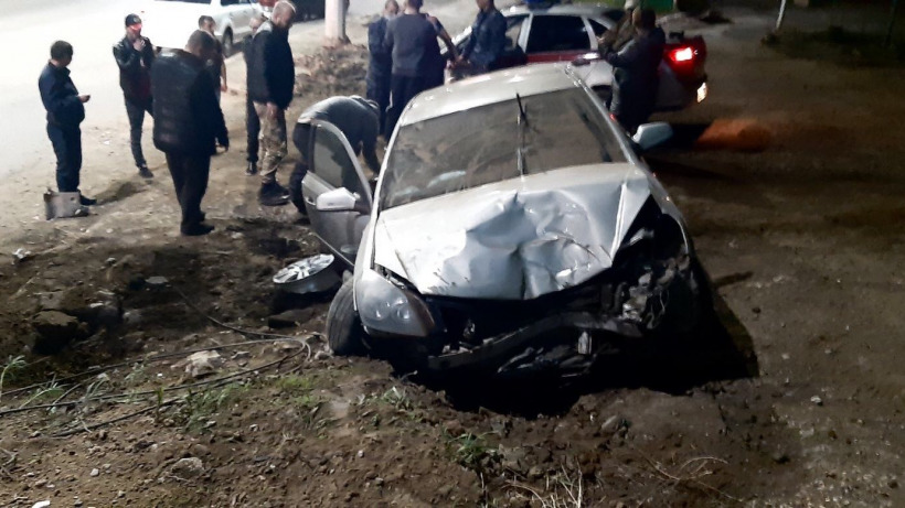 В Ленинском районе водитель на «Опеле» врезался в столб и попал в больницу